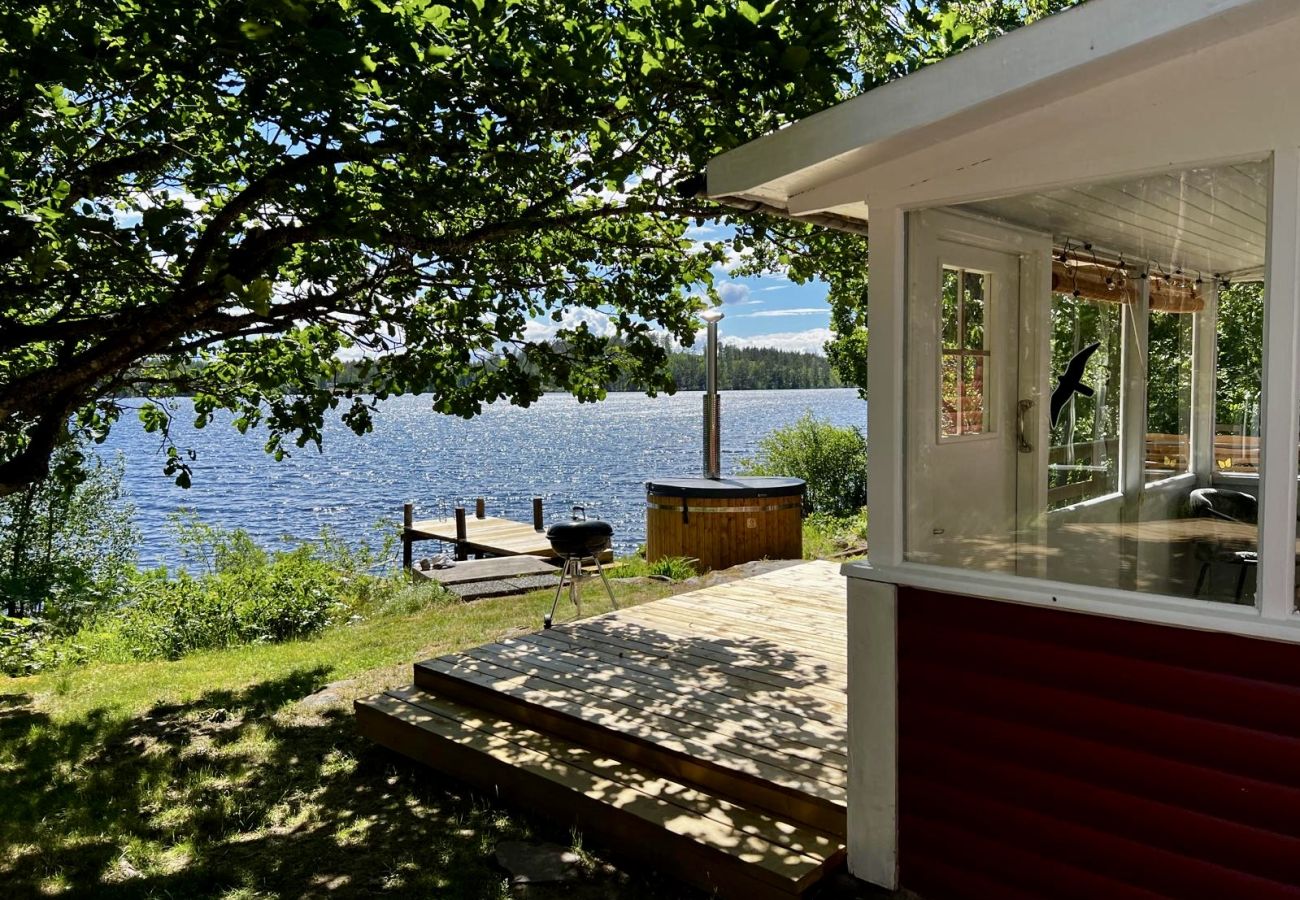 Ferienhaus in Vena - Traumurlaub am See in Småland mit Sauna, Badetonne und Boot