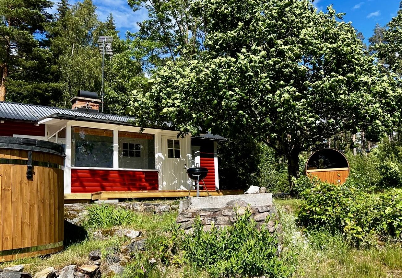 Ferienhaus in Vena - Traumurlaub am See in Småland mit Sauna, Badetonne und Boot