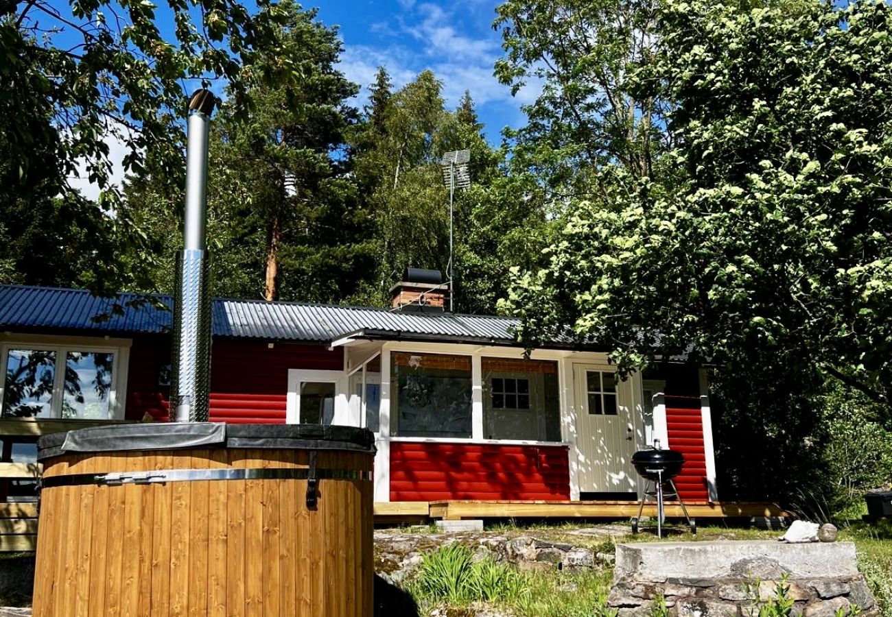 Ferienhaus in Vena - Traumurlaub am See in Småland mit Sauna, Badetonne und Boot