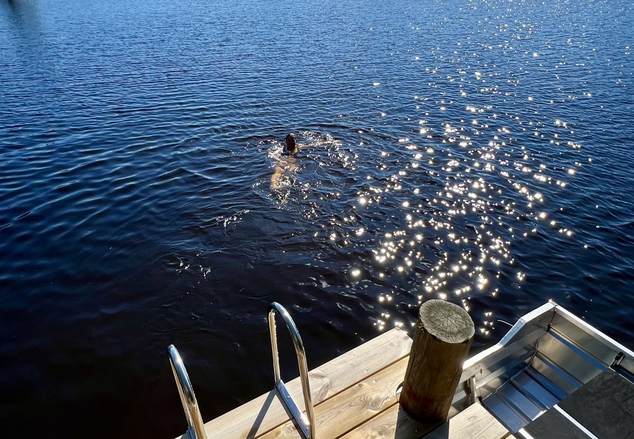 Ferienhaus in Vena - Traumurlaub am See in Småland mit Sauna, Badetonne und Boot