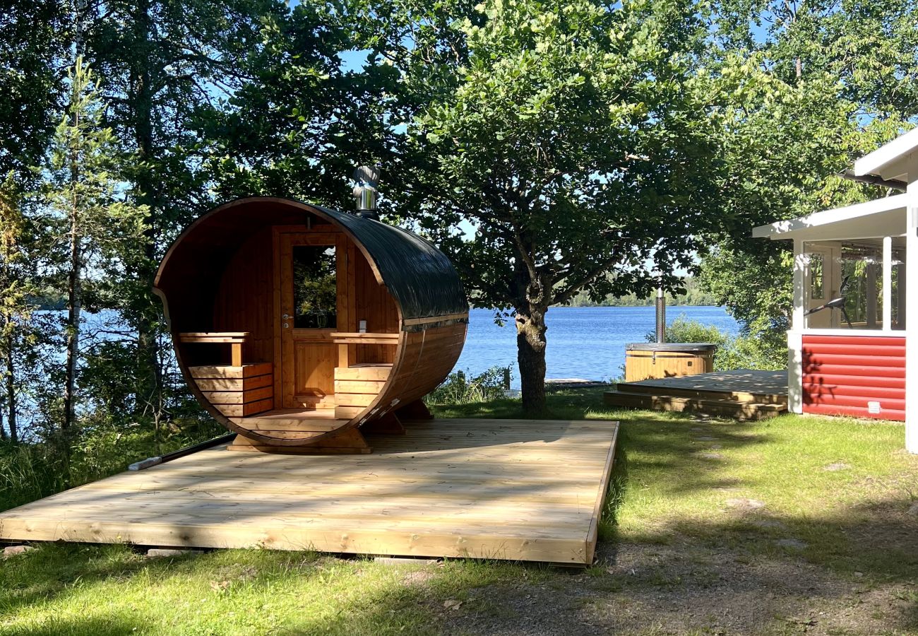 Ferienhaus in Vena - Traumurlaub am See in Småland mit Sauna, Badetonne und Boot