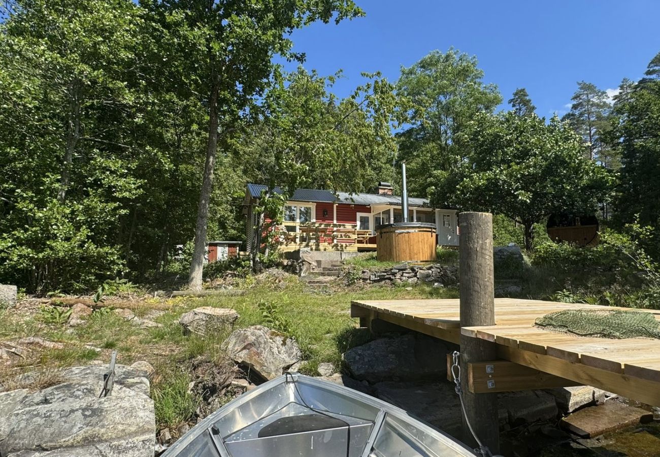 Ferienhaus in Vena - Traumurlaub am See in Småland mit Sauna, Badetonne und Boot