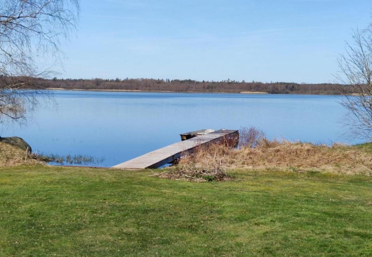 Ferienhaus in Tävelsås - Komfort-Ferienhaus direkt am See mit eigenem Badeplatz und Boot