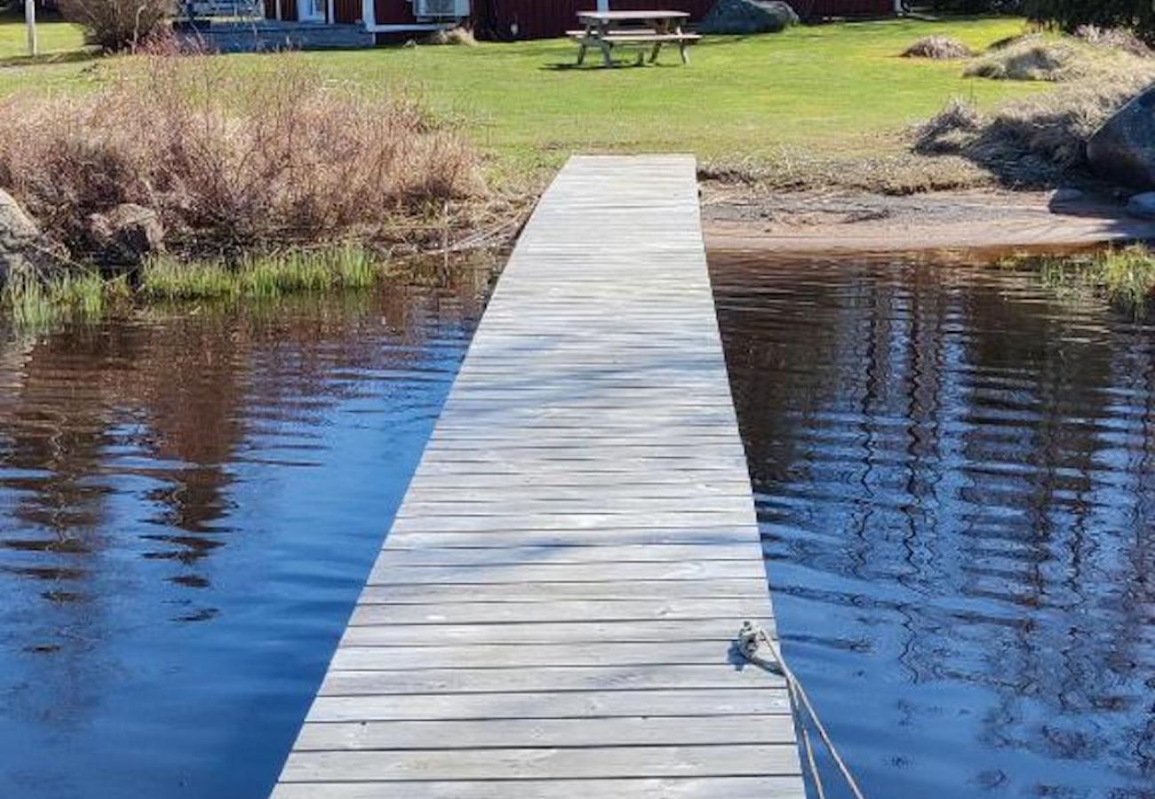 Ferienhaus in Tävelsås - Komfort-Ferienhaus direkt am See mit eigenem Badeplatz und Boot