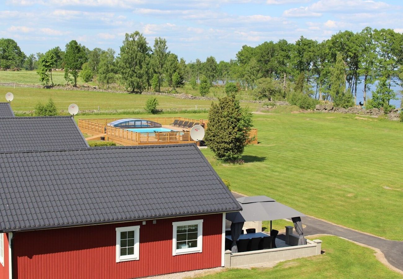 Ferienhaus in Väckelsång - Ferienhaus mit Seeblick, Pool und Boot in Småland