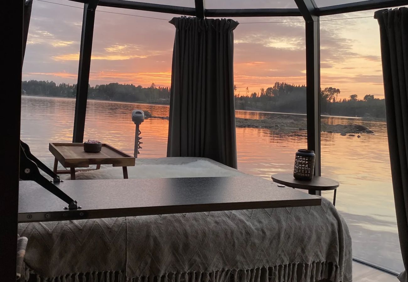 Ferienhaus in Årjäng - Wunderbare Aurora-Hütte mit Komfortfeeling auf dem See