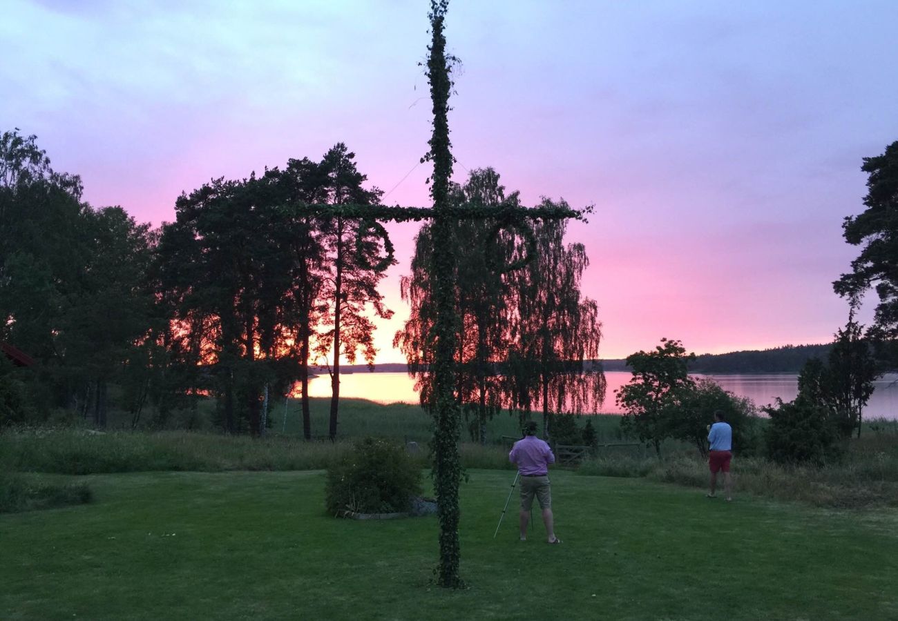 Ferienhaus in Gnesta - Traumurlaub am See mit Pool auf einem Herrensitz in Södermanland