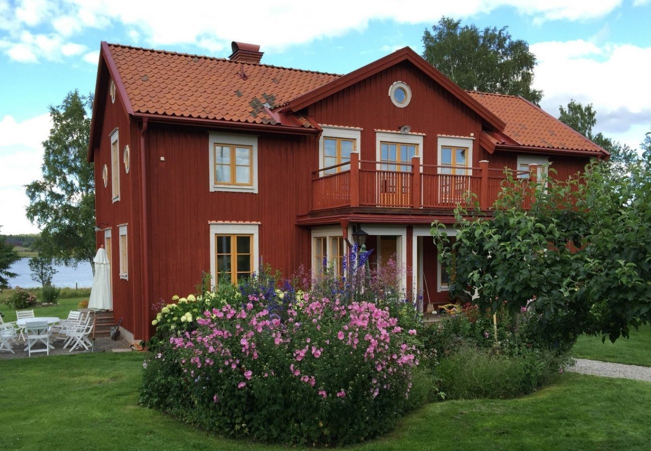 Ferienhaus in Gnesta - Traumurlaub am See mit Pool auf einem Herrensitz in Södermanland