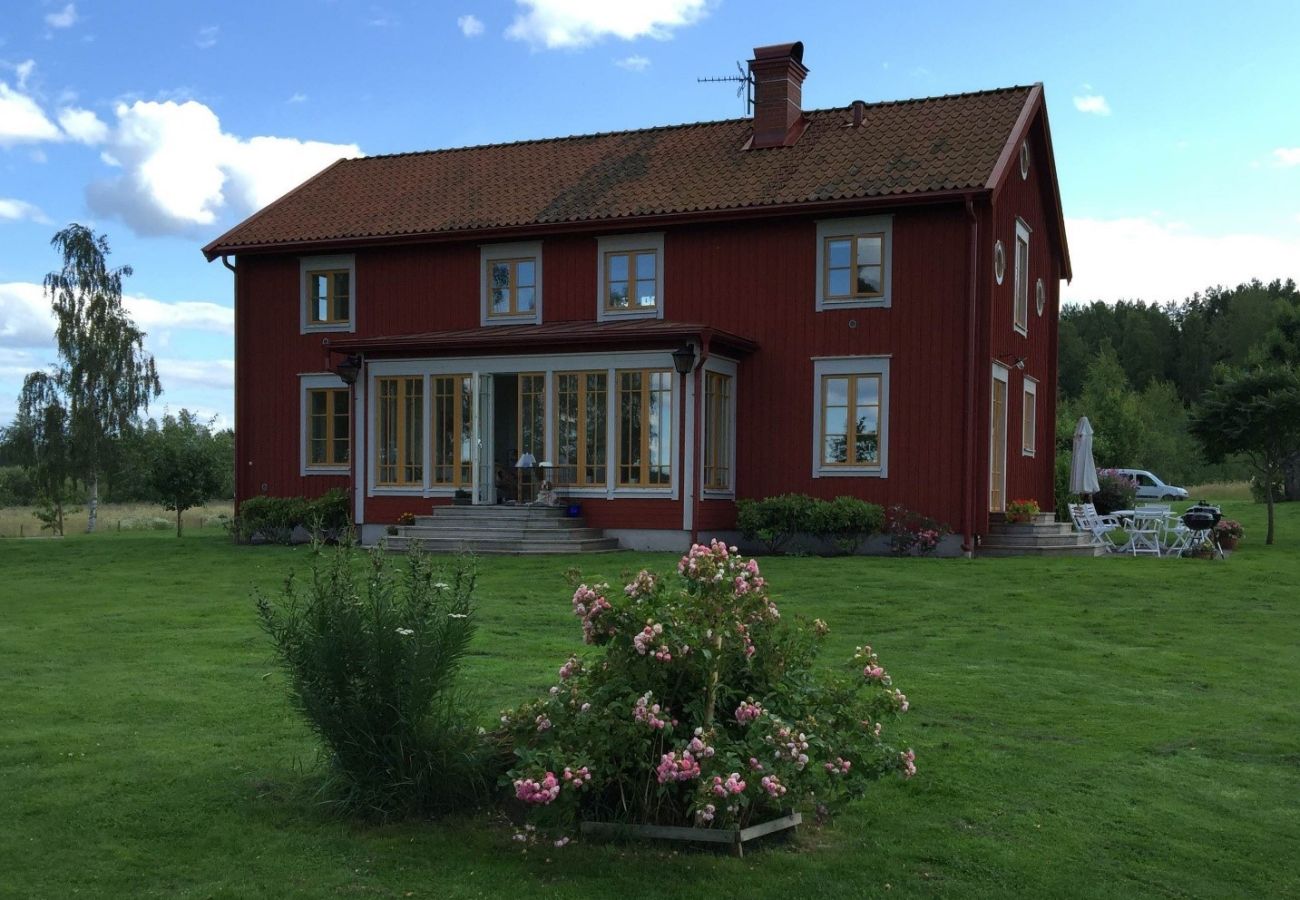 Ferienhaus in Gnesta - Traumurlaub am See mit Pool auf einem Herrensitz in Södermanland