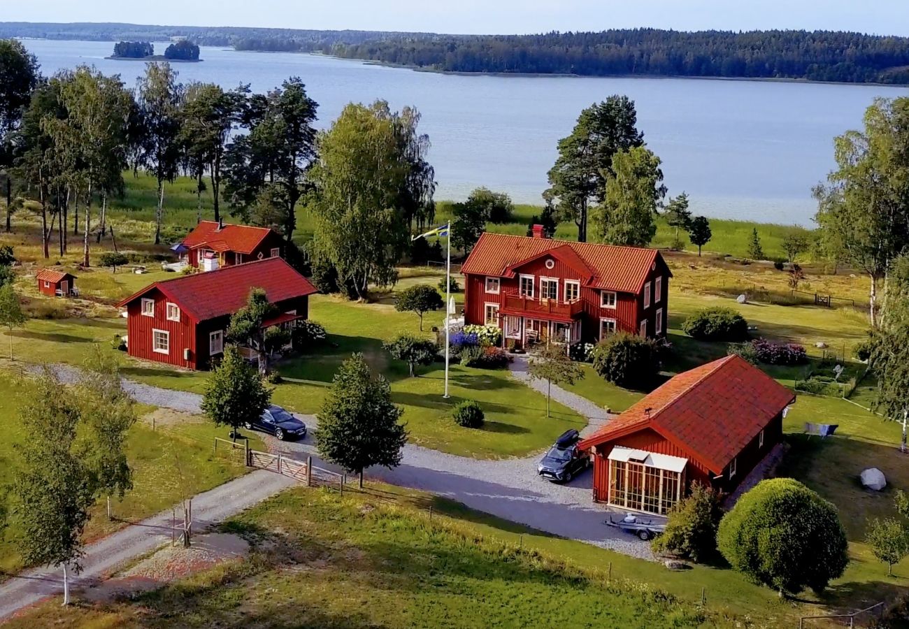 Ferienhaus in Gnesta - Traumurlaub am See mit Pool auf einem Herrensitz in Södermanland