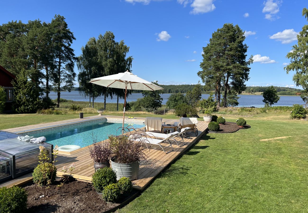 Ferienhaus in Gnesta - Traumurlaub am See mit Pool auf einem Herrensitz in Södermanland