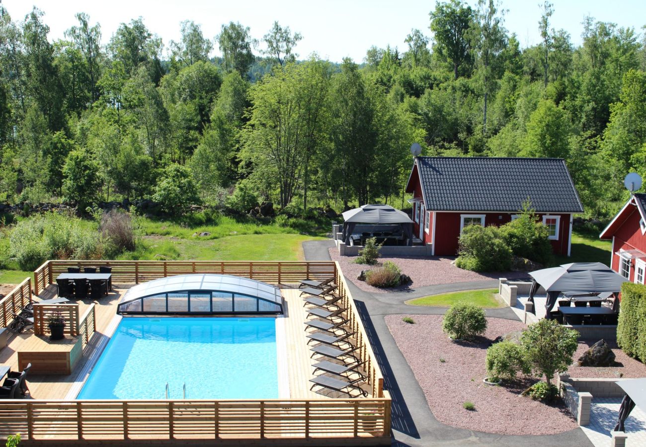 Ferienhaus in Väckelsång - Ferienhaus-Traum am See mit Pool, Internet och Motorboot