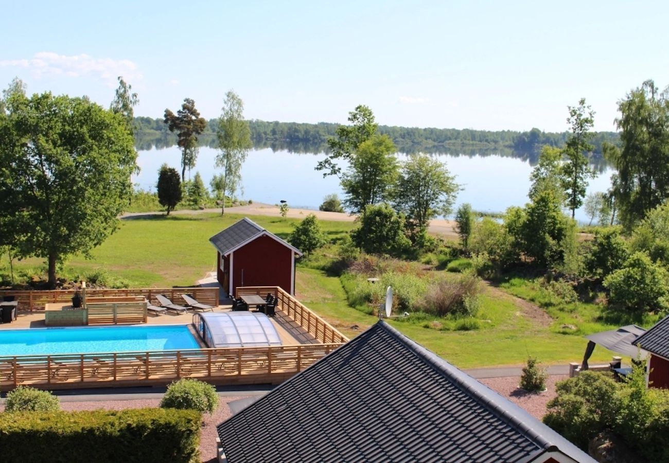 Ferienhaus in Väckelsång - Ferienhaus-Traum am See mit Pool, Internet, Sauna, Kamin och Motorboot