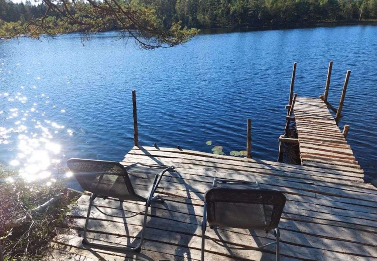 Ferienhaus in Torestorp - Natururlaub in Schwedens südlichster Wildnis, umgeben von Wald und See.