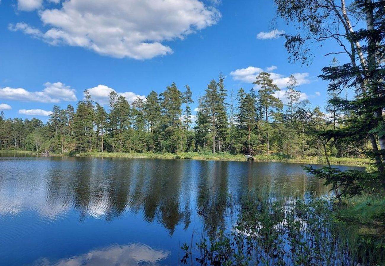 Ferienhaus in Torestorp - Natururlaub in Schwedens südlichster Wildnis, umgeben von Wald und See.