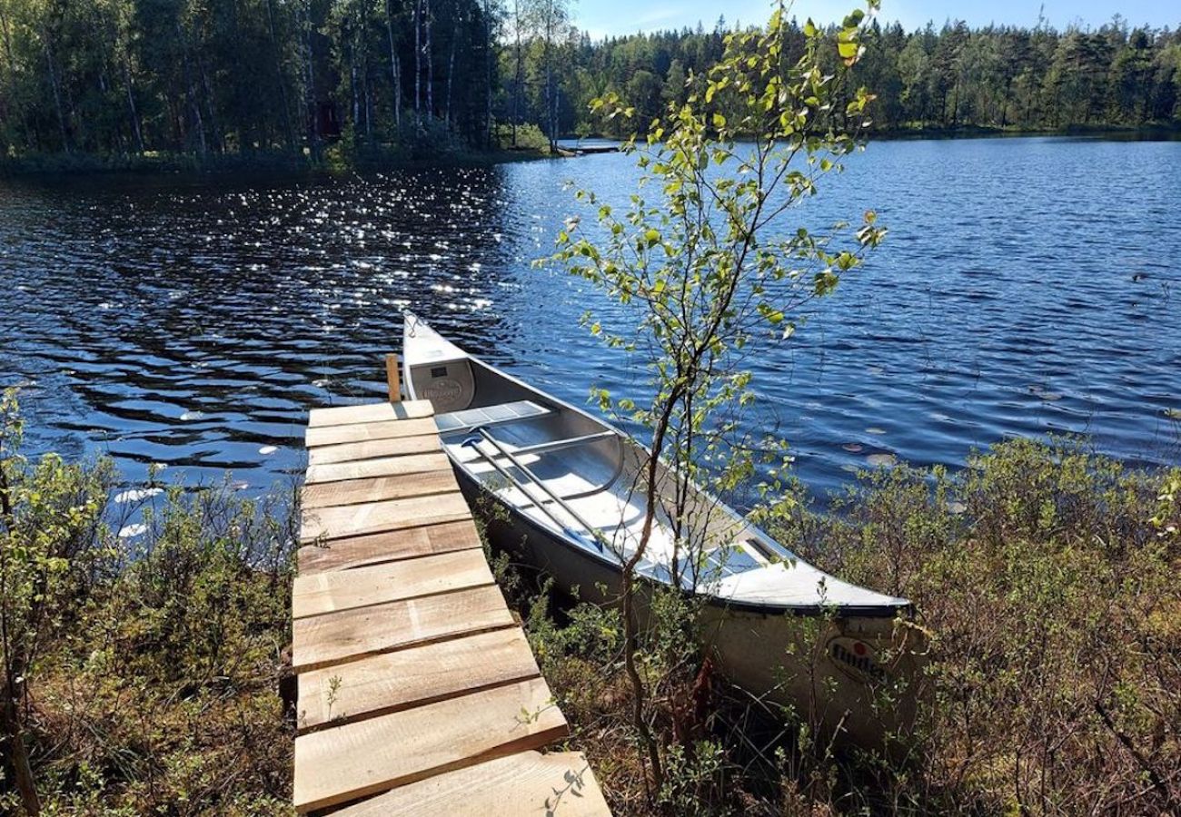 Ferienhaus in Torestorp - Natururlaub in Schwedens südlichster Wildnis, umgeben von Wald und See.