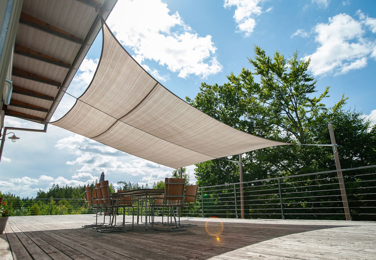 Ferienhaus in Vissefjärda - Grosses modernes Ferienhaus mitten im Wald und am See mit riesiger Terrasse