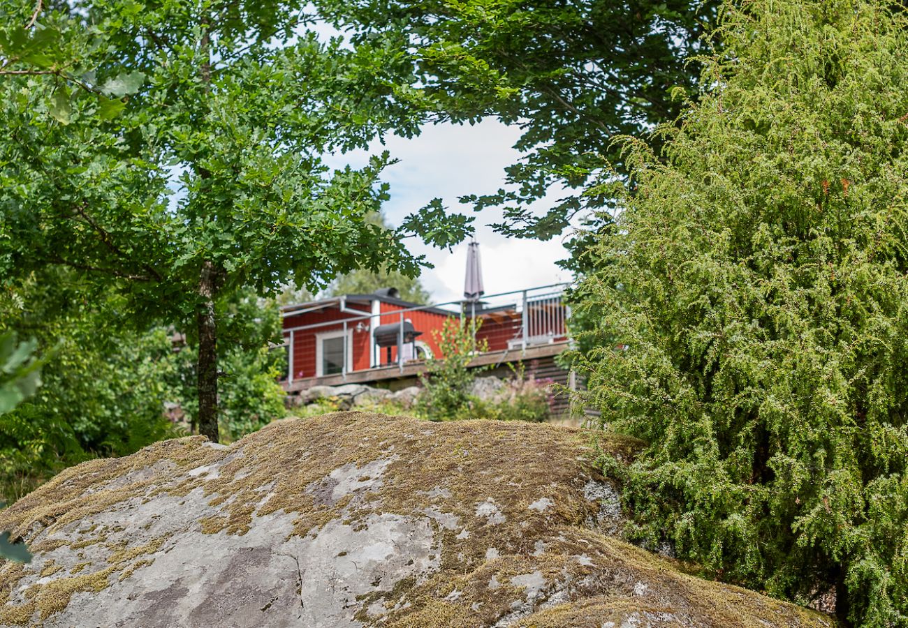 Ferienhaus in Vissefjärda - Grosses modernes Ferienhaus mitten im Wald und am See mit riesiger Terrasse