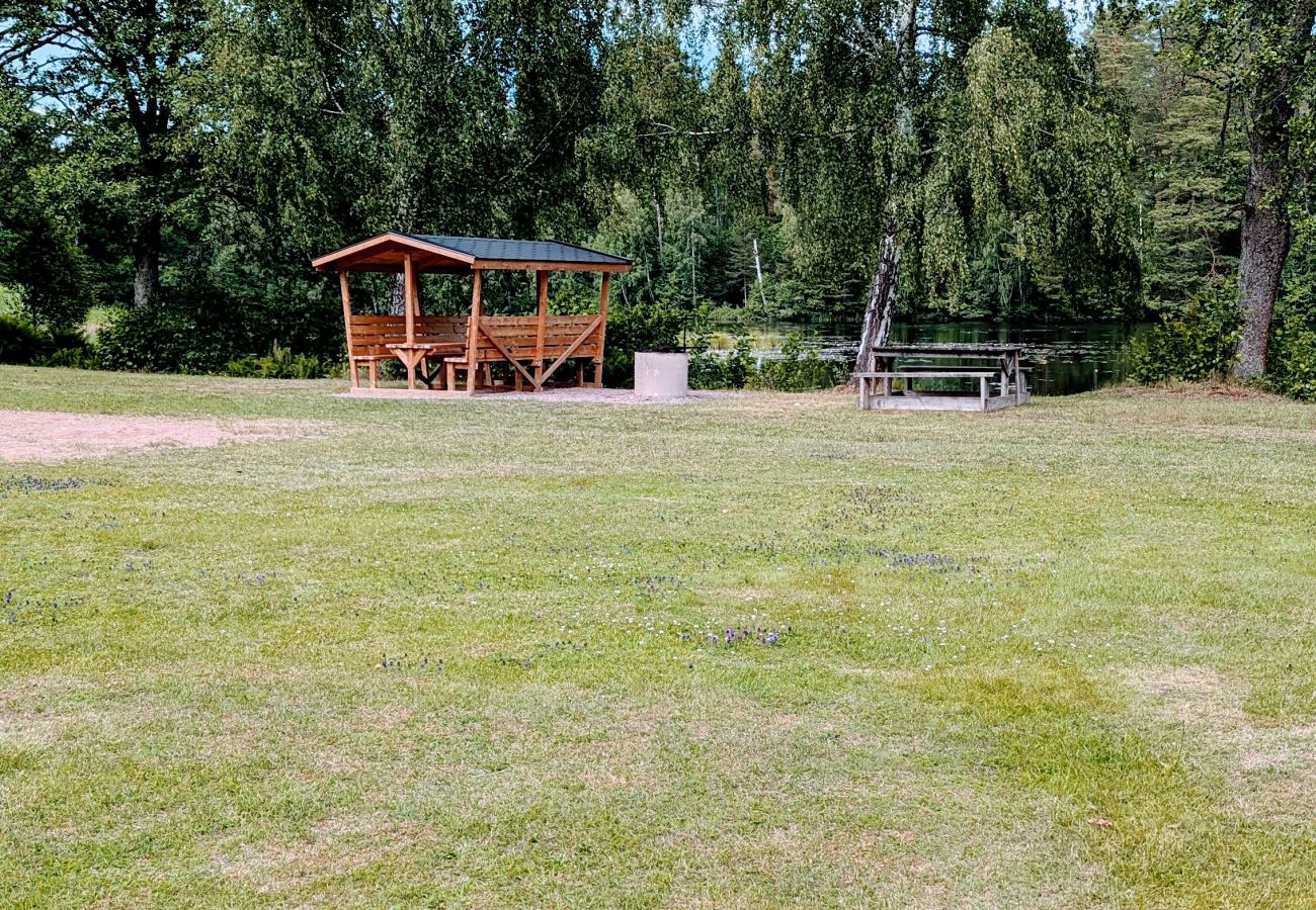 Ferienhaus in Silverdalen - Rotes Smålandhaus in Silverdalen auf dem Lande 