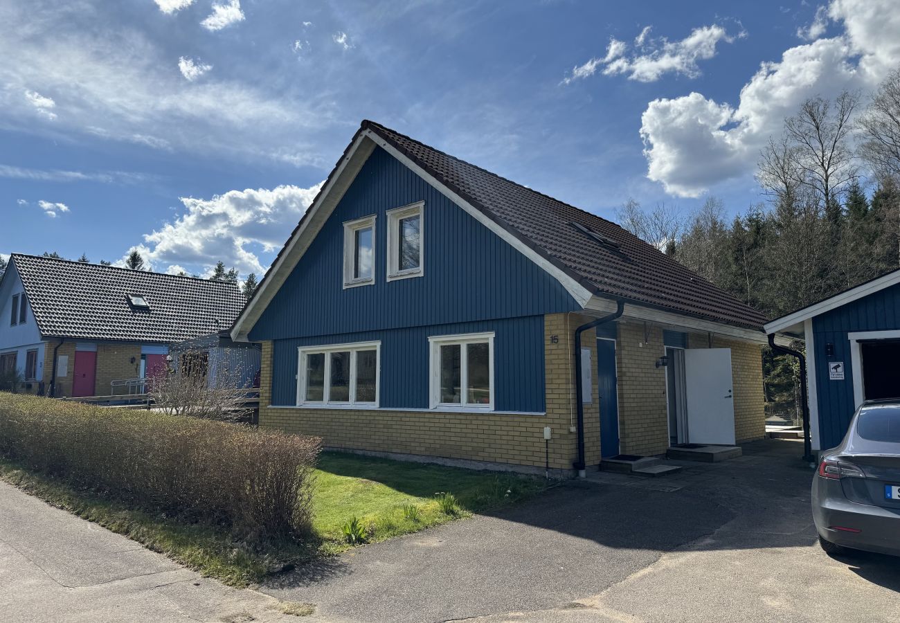 Ferienhaus in Älvsered - Zweistöckiges Ferienhaus mit großem Garten in der Nähe eines Sees und mehrerer schöner Naturschutzgebiete