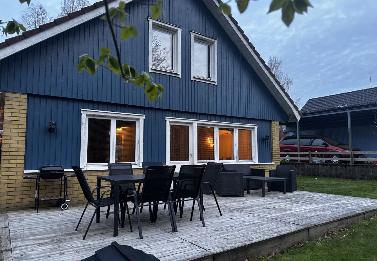 Ferienhaus in Älvsered - Zweistöckiges Ferienhaus mit großem Garten in der Nähe eines Sees und mehrerer schöner Naturschutzgebiete