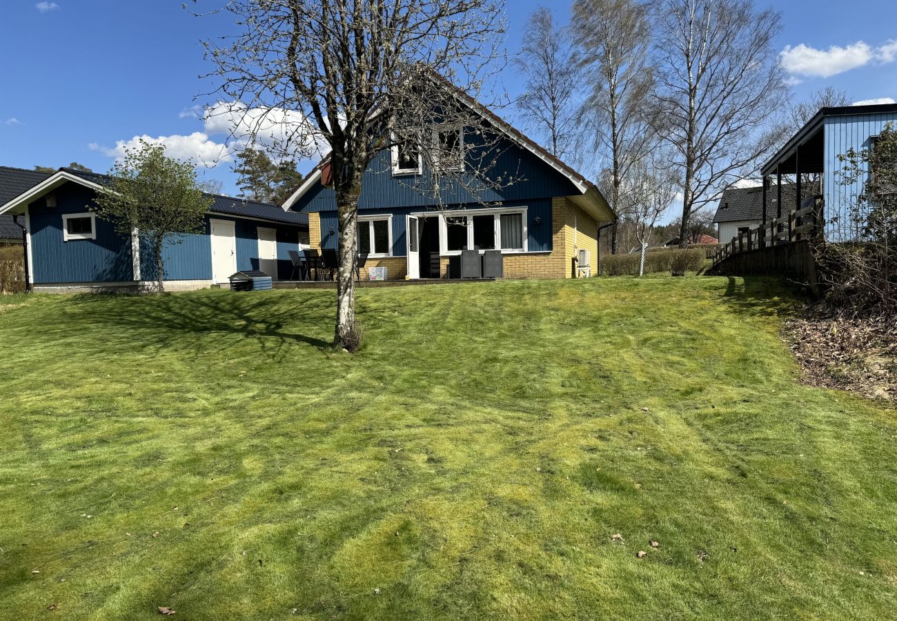 Ferienhaus in Älvsered - Zweistöckiges Ferienhaus mit großem Garten in der Nähe eines Sees und mehrerer schöner Naturschutzgebiete