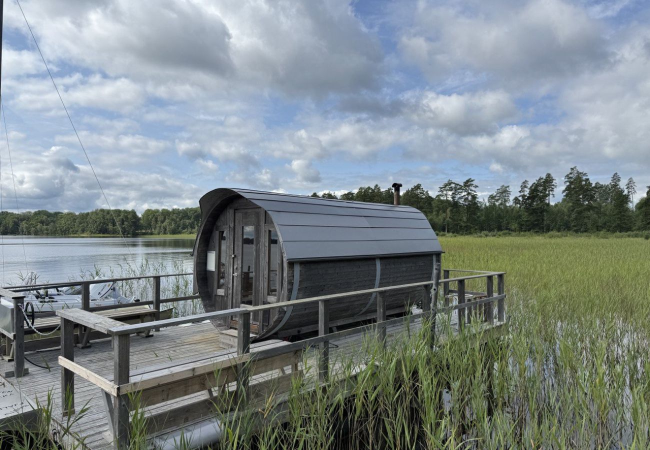 Ferienhaus in Hovmantorp - Grosses Ferienhaus direkt am See