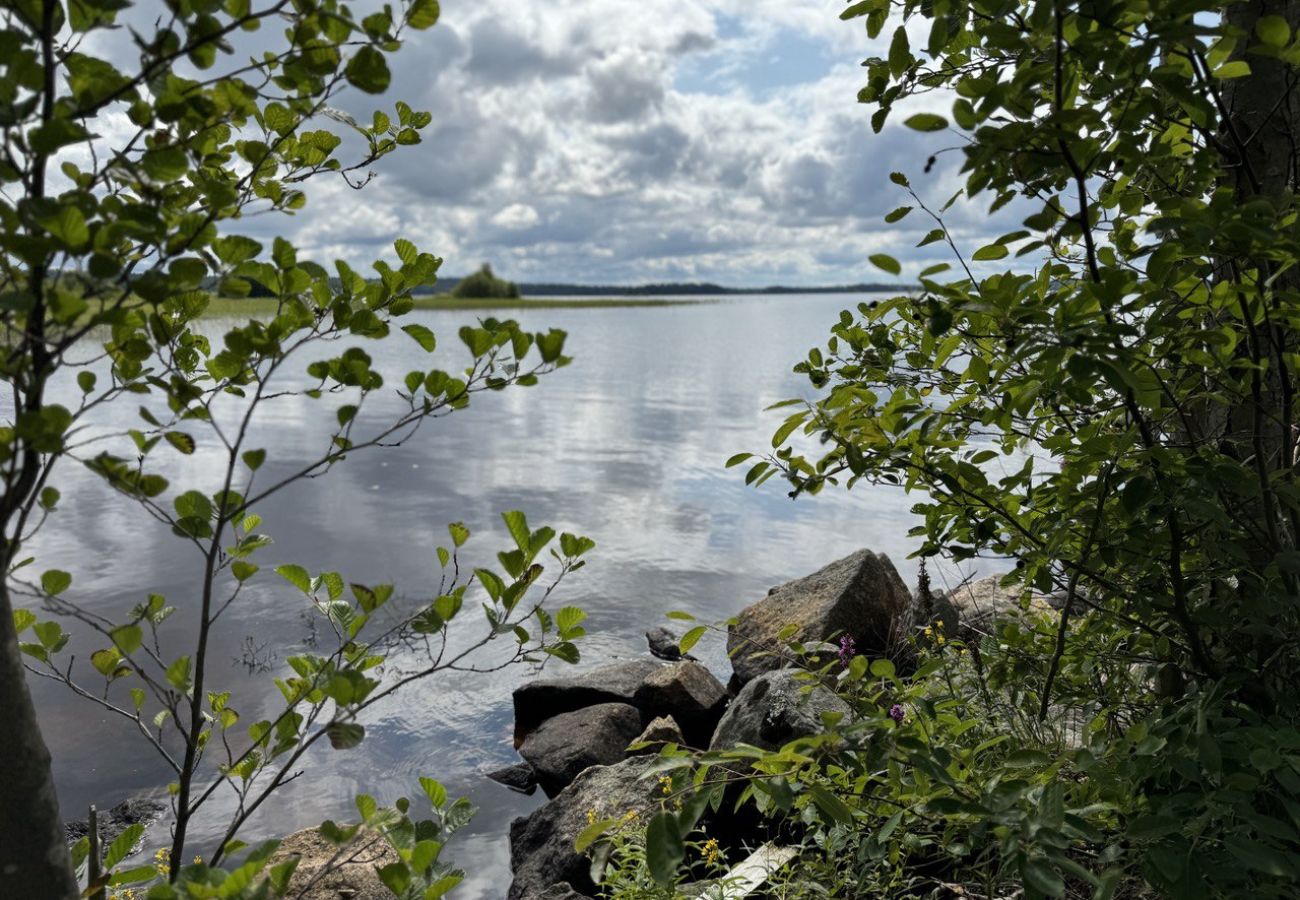 Ferienhaus in Hovmantorp - Grosses Ferienhaus direkt am See