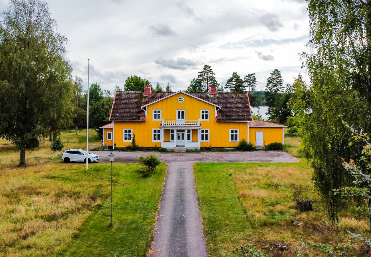 Ferienhaus in Hovmantorp - Grosses Ferienhaus direkt am See