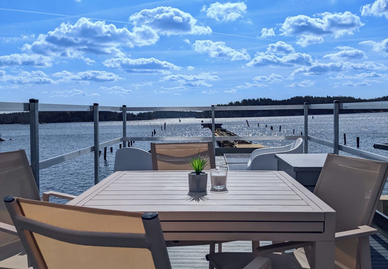 Ferienhaus in Blankaholm - Schärengarten Urlaub der Extraklasse im schwimmenden Ferienhaus