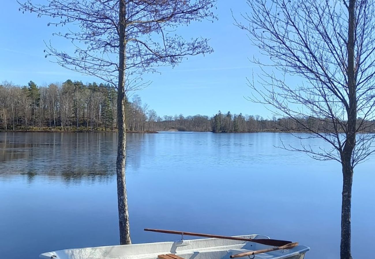 Ferienhaus in Holmsjö - Ferienhaus mit Panoramablick über den See und eigenem Boot