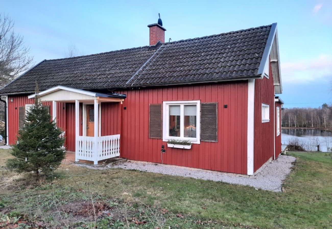 Ferienhaus in Holmsjö - Ferienhaus mit Panoramablick über den See und eigenem Boot