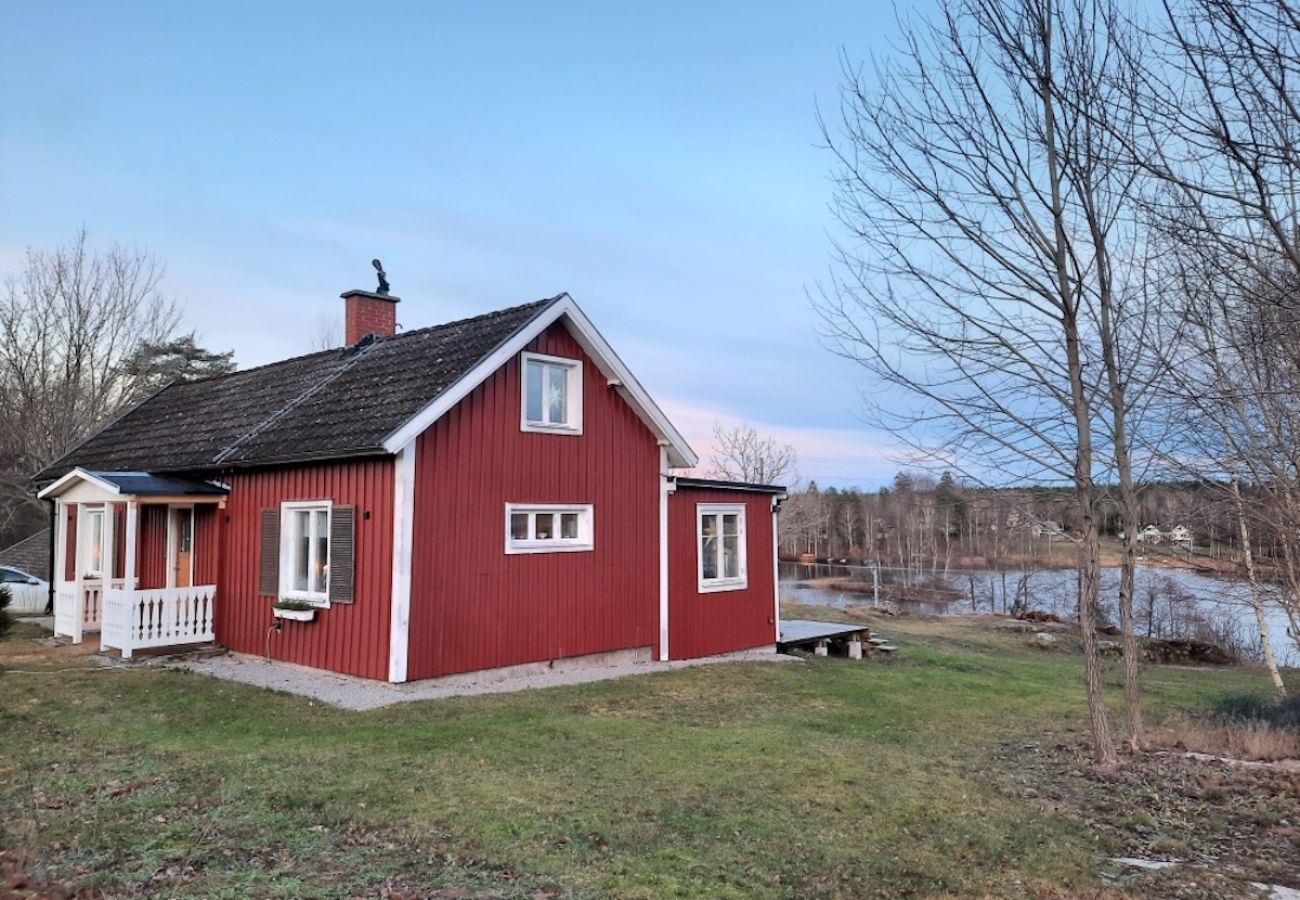 Ferienhaus in Holmsjö - Ferienhaus mit Panoramablick über den See und eigenem Boot