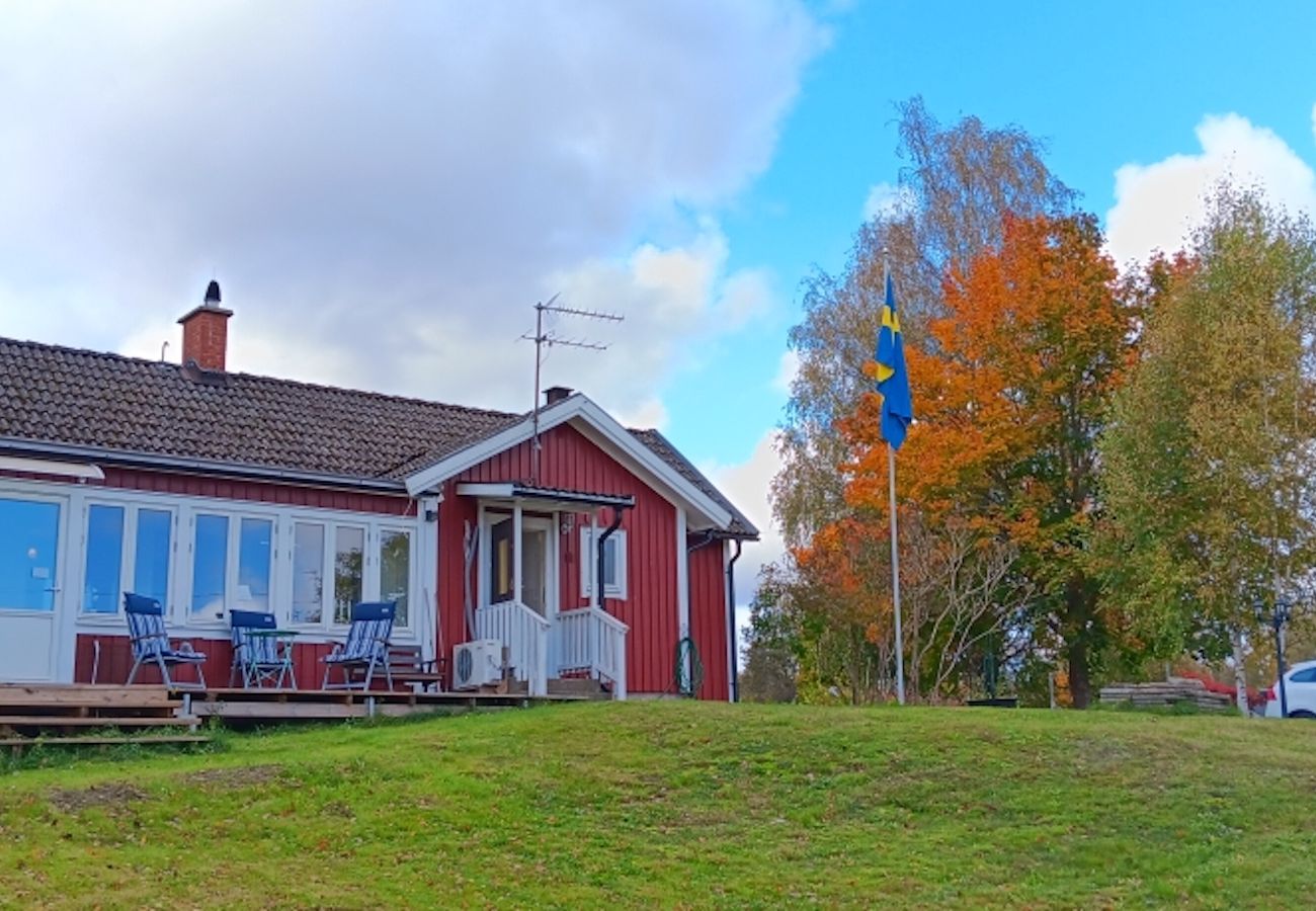 Ferienhaus in Holmsjö - Ferienhaus mit Panoramablick über den See und eigenem Boot