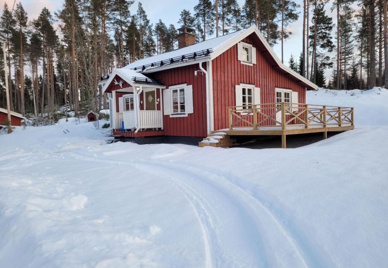 Ferienhaus in Gällö - Gemütliches Ferienhaus mit Seeblick, Wifi und Boot in der Bergwelt von Jämtland