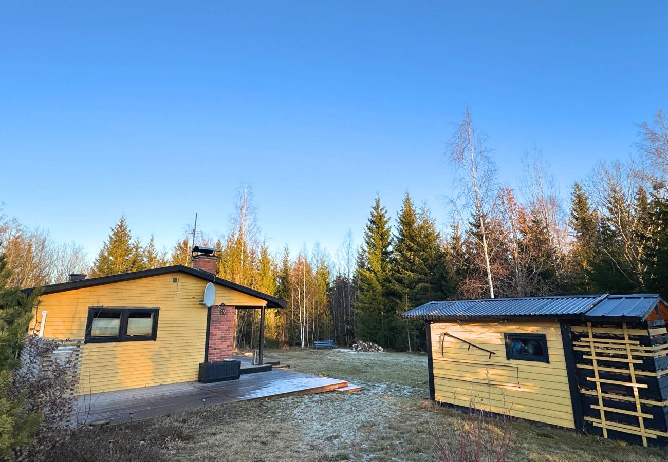 Ferienhaus in Storebro - Gemütliche Hütte mit Kamin, Privatsteg und direkter Nähe zum Golfplatz