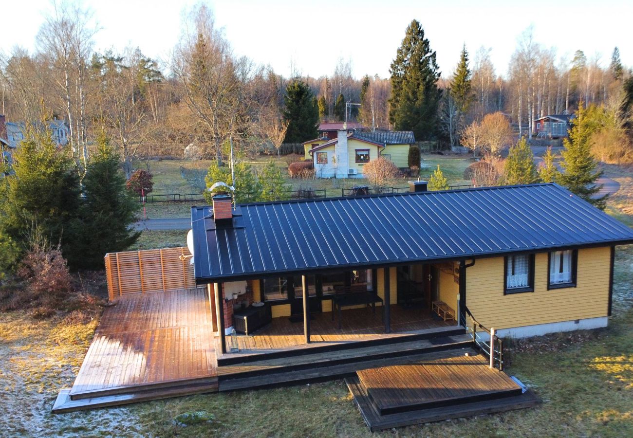 Ferienhaus in Storebro - Gemütliche Hütte mit Kamin, Privatsteg und direkter Nähe zum Golfplatz