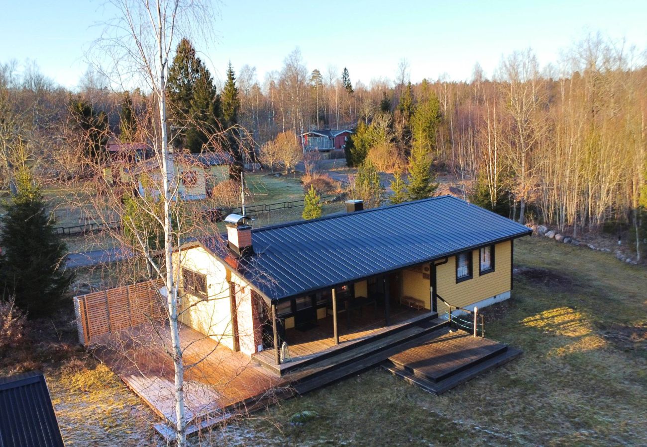 Ferienhaus in Storebro - Gemütliche Hütte mit Kamin, Privatsteg und direkter Nähe zum Golfplatz