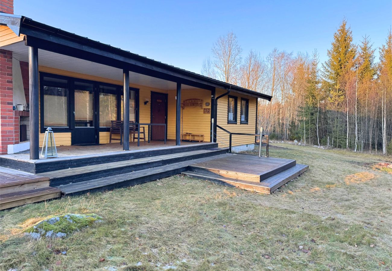 Ferienhaus in Storebro - Gemütliche Hütte mit Kamin, Privatsteg und direkter Nähe zum Golfplatz