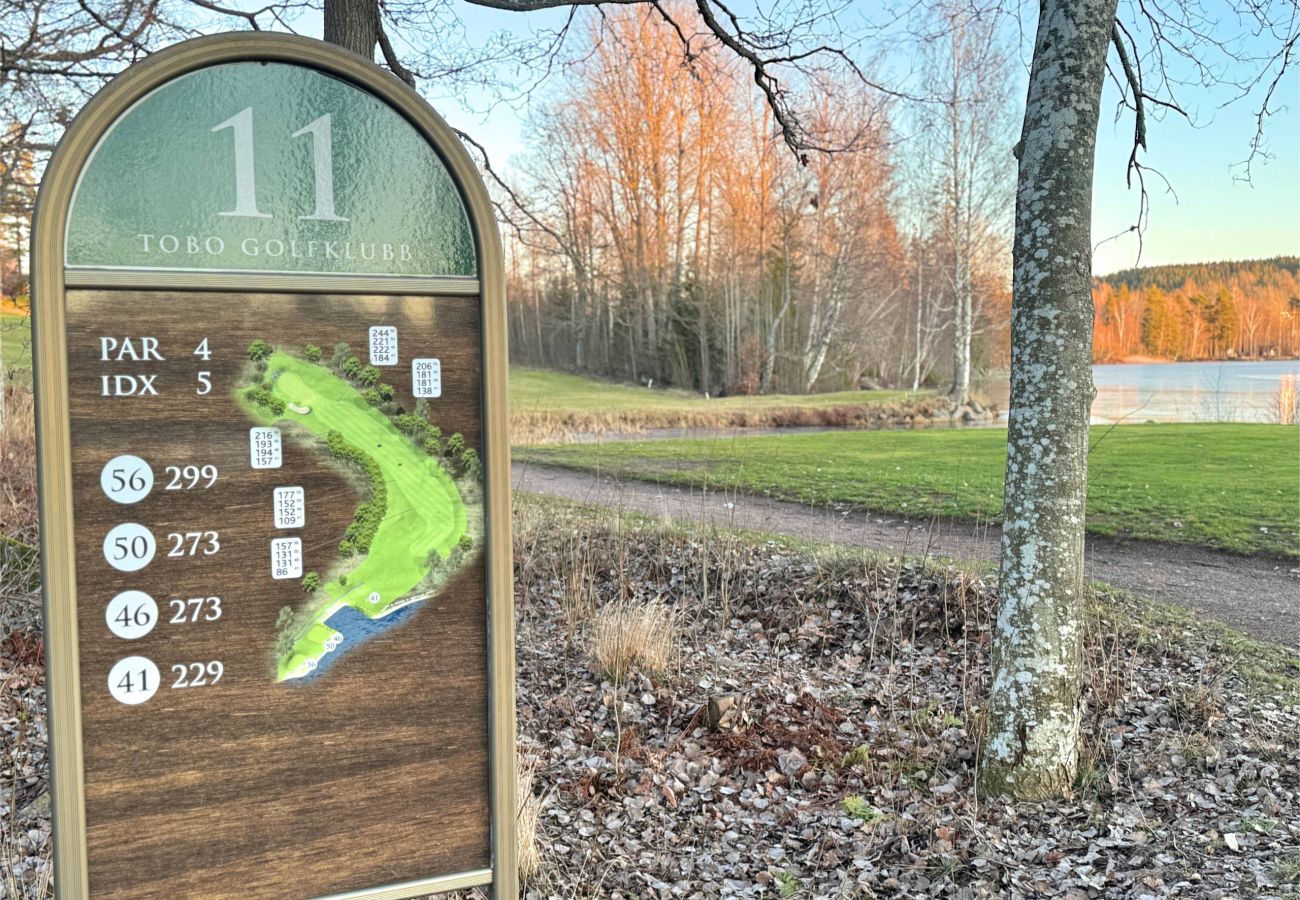 Ferienhaus in Storebro - Gemütliche Hütte mit Kamin, Privatsteg und direkter Nähe zum Golfplatz