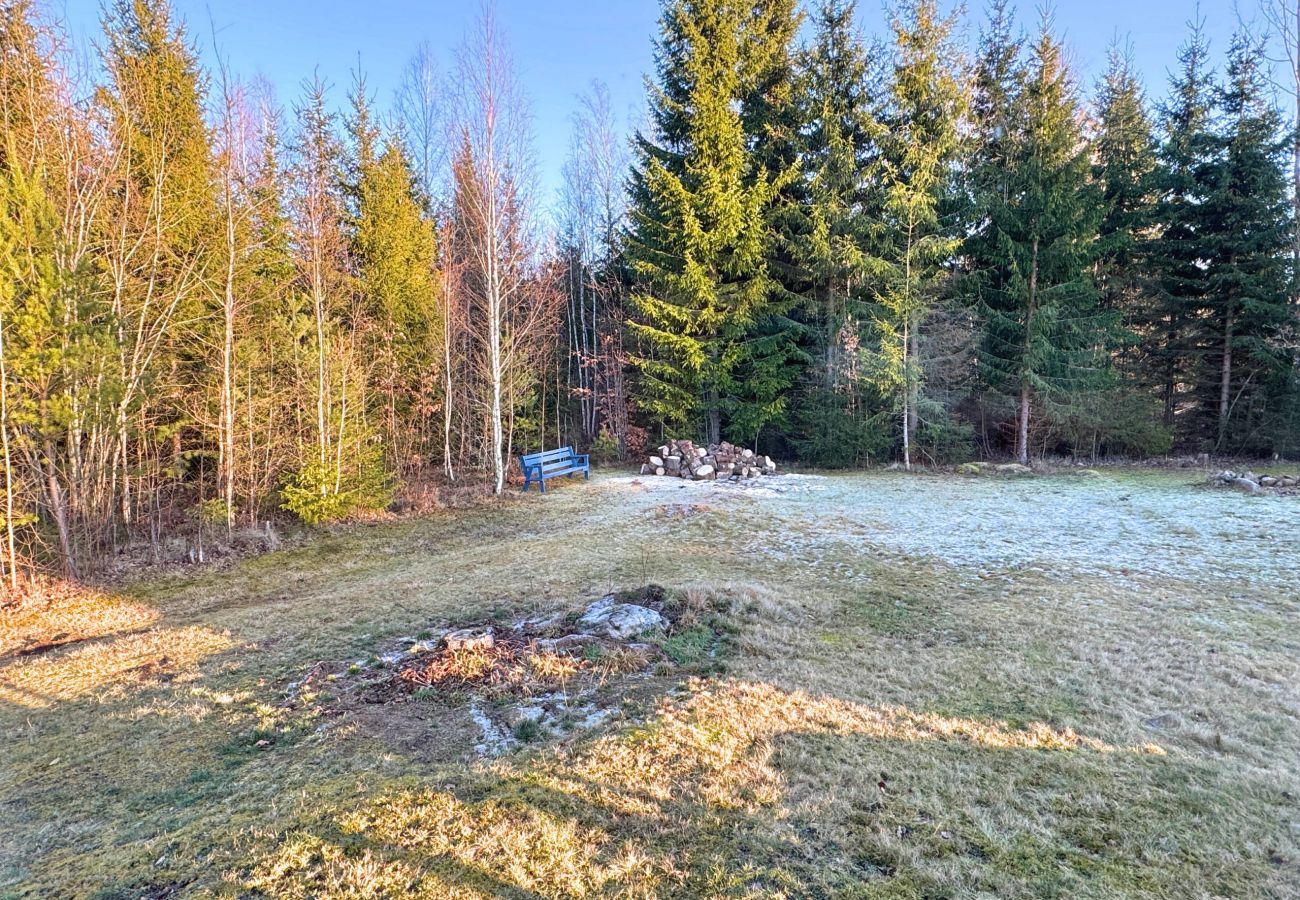 Ferienhaus in Storebro - Gemütliche Hütte mit Kamin, Privatsteg und direkter Nähe zum Golfplatz