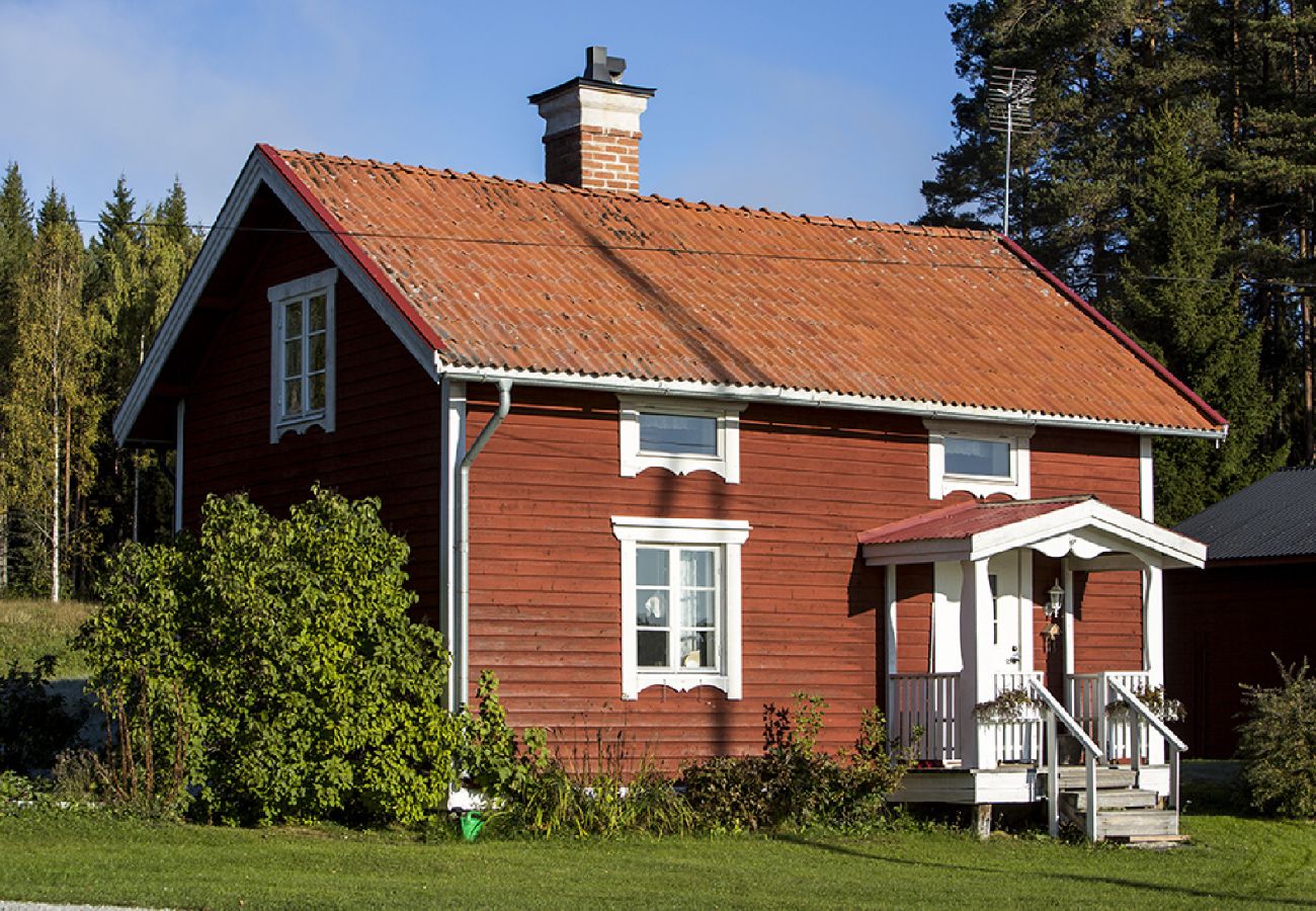 House in Gällö - Holidays at a farmstead and with a view of the lake