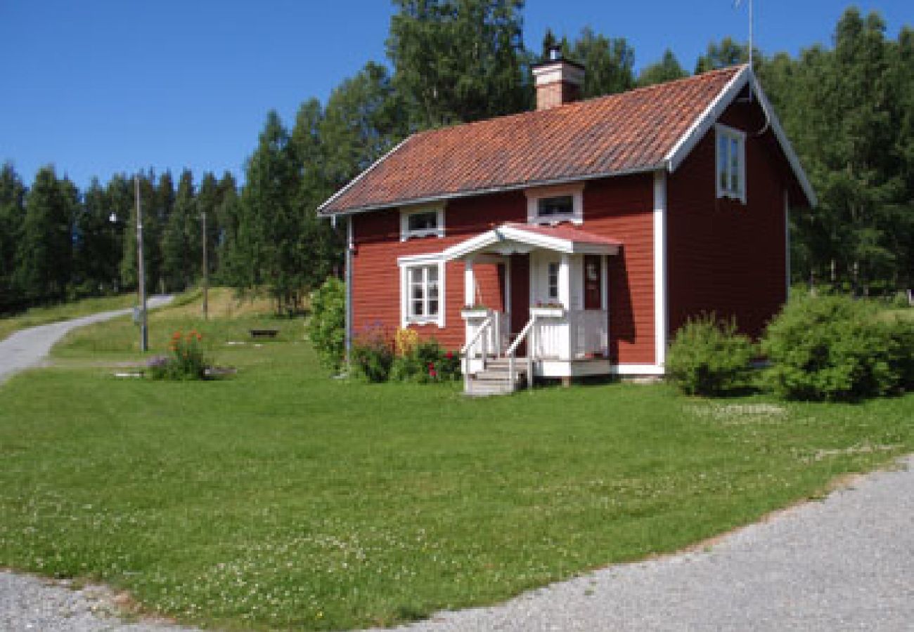 House in Gällö - Holidays at a farmstead and with a view of the lake