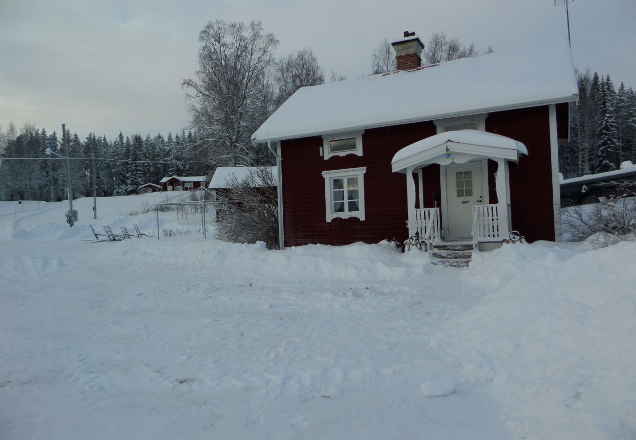 House in Gällö - Holidays at a farmstead and with a view of the lake