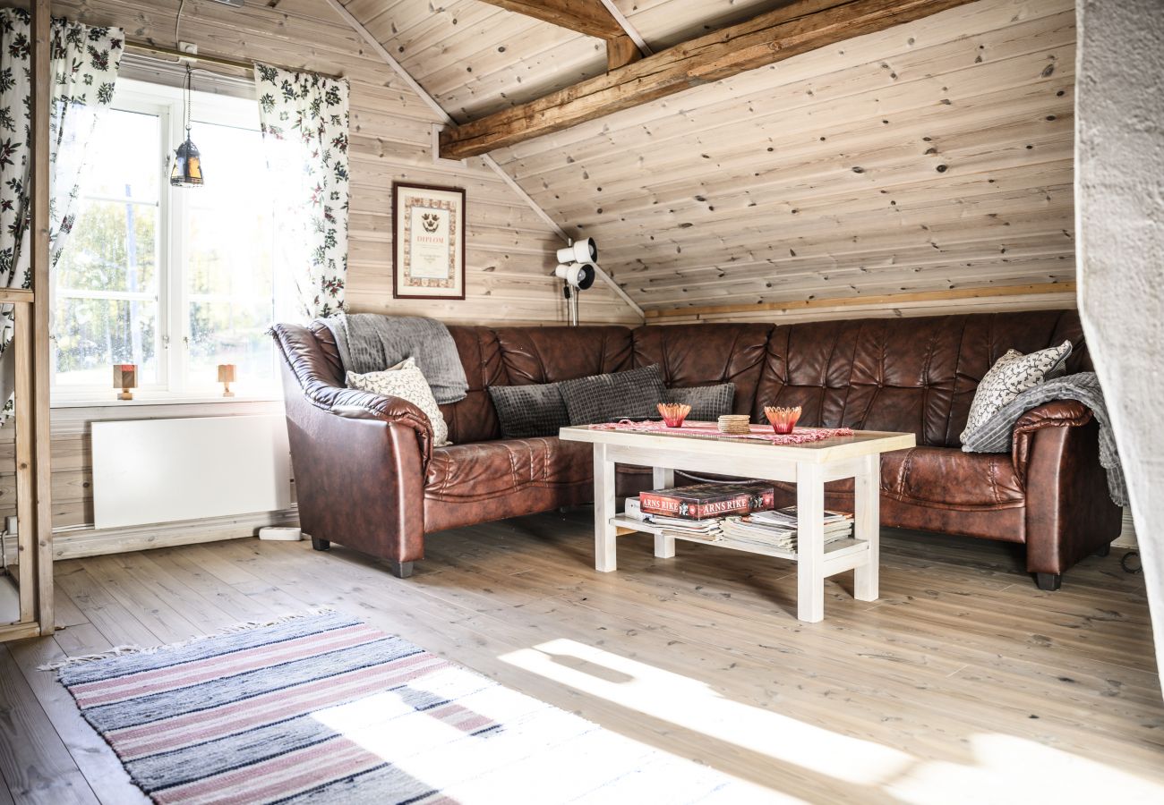 House in Gällö - Holidays at a farmstead and with a view of the lake