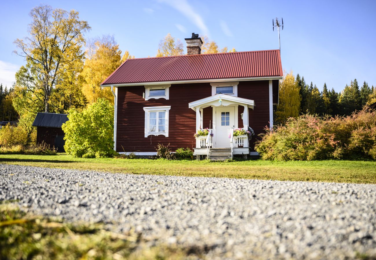 House in Gällö - Holidays at a farmstead and with a view of the lake