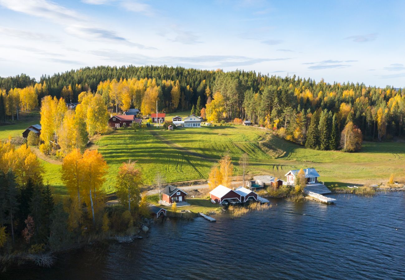 House in Gällö - Holidays at a farmstead and with a view of the lake