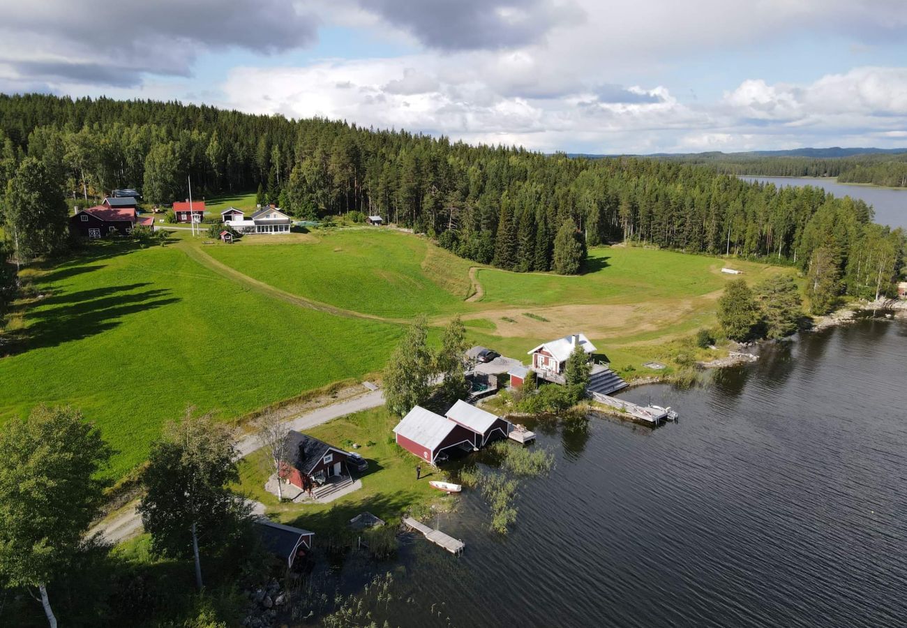 House in Gällö - Holidays at a farmstead and with a view of the lake