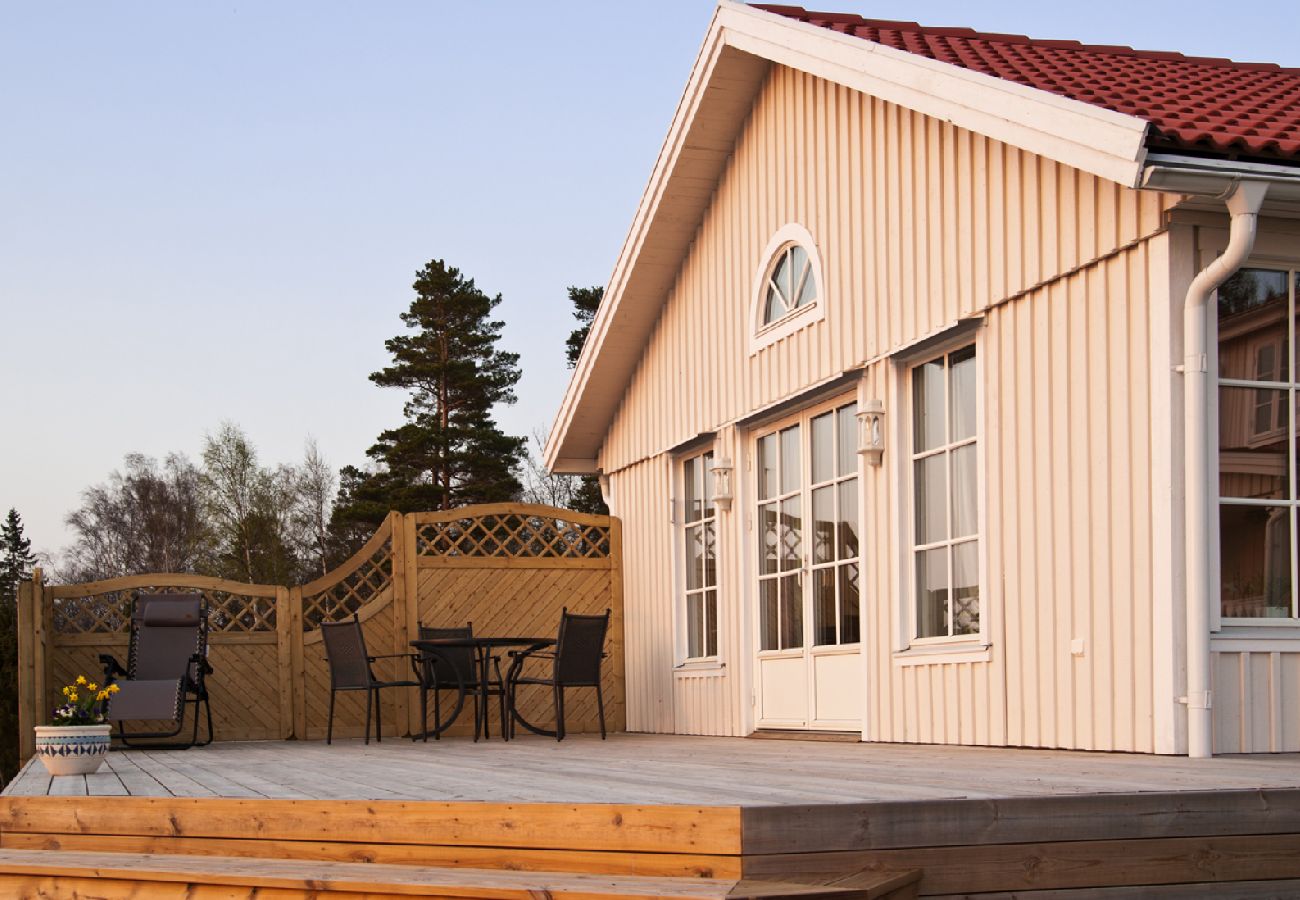 House in Ödeshög - Panoramic views and holidays at Lake Vättern