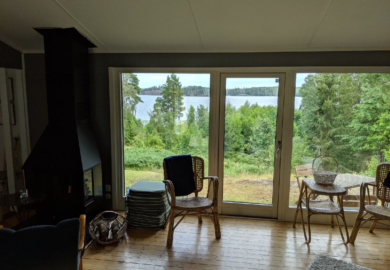 House in Nyköping - Charming holiday home with lake views in Södermanland